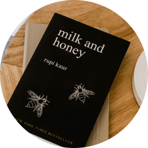 کتاب شیر و عسل نوشته روپی کاور